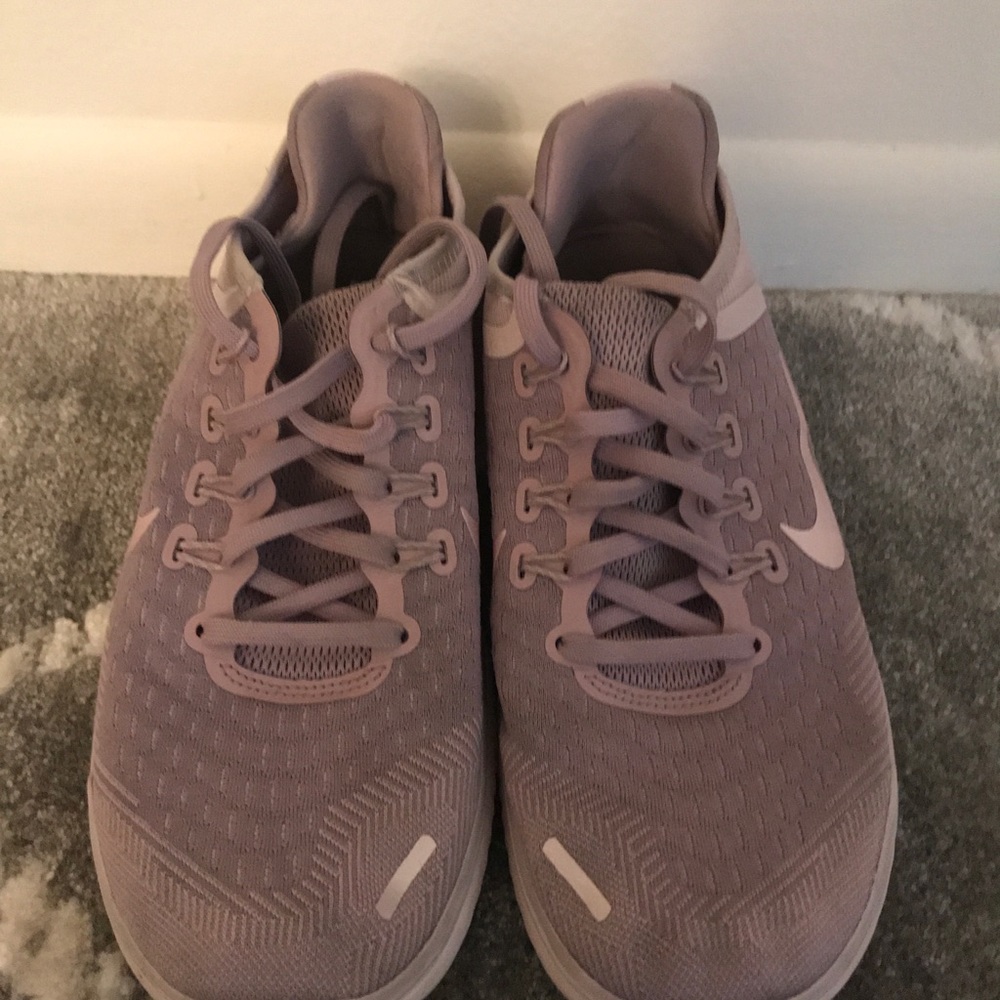 Nike - Picture 2 of 5